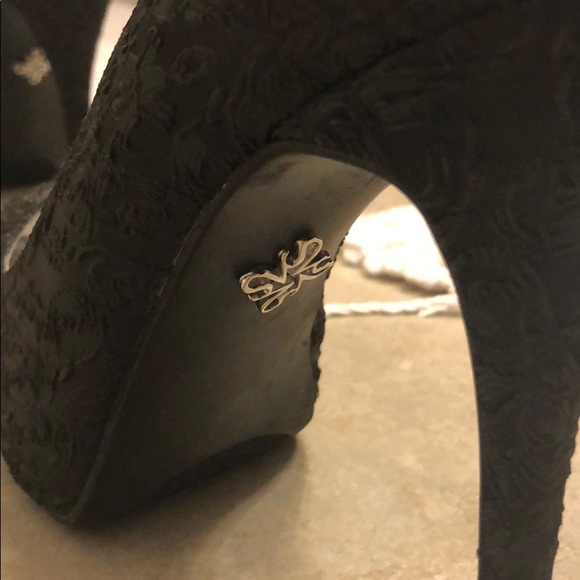 Black Vera Wang High heels - Picture 2 of 3